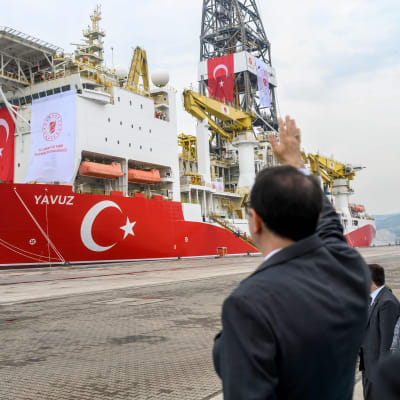  Fatih Domnez, Turkiets minister för energi- och naturresurser vinkade av borrningsfartyget Yavuz i en hamn i Istanbul den 16 juli, då fartyget var på väg mot Cypern. 