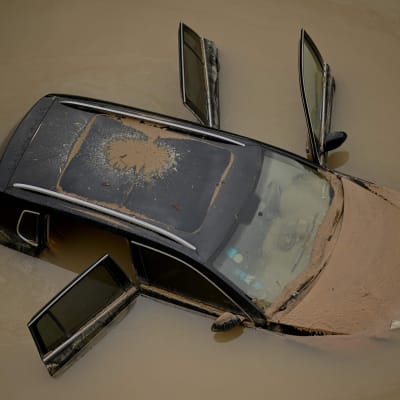 En bil övertäckt av lerigt vatten i Zhengzhou, Henan-provinsen, bilden tagen 22.7. 