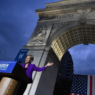 Elizabeth Warren håller tal vid Washington Square Park i New York.