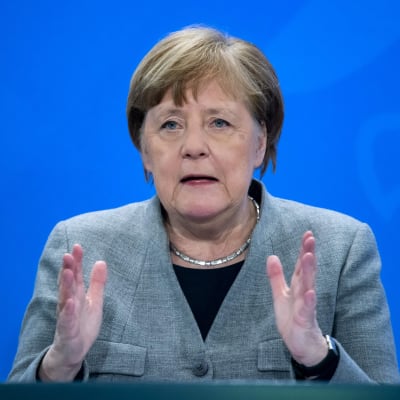 Halvnärbild av en kostymklädd kvinna i övre medelåldern. Tysklands förbundskansler håller presskonferens den 15 april 2020 om restriktionerna med anledning av coronaviruset.