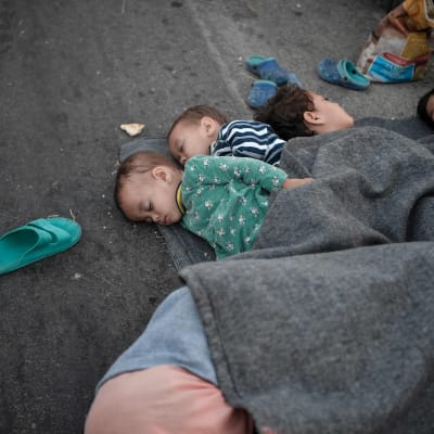 För andra natten i rad måste många sova under bar himmel på Lesbos.