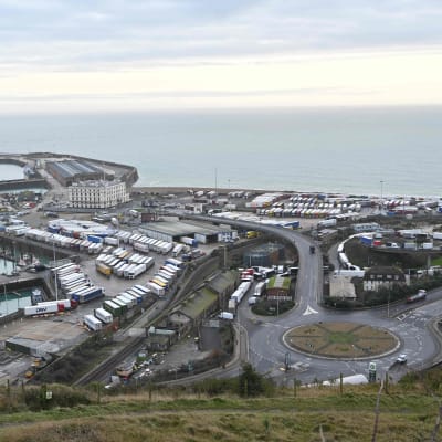 Långtradare väntar 22.12.2020 i Dover Marina i Kent i sydöstra England på att ta sig över Engelska kanalen.