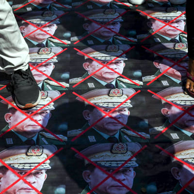 Demonstranter trampar på bilder av militärregimen i Myanmar