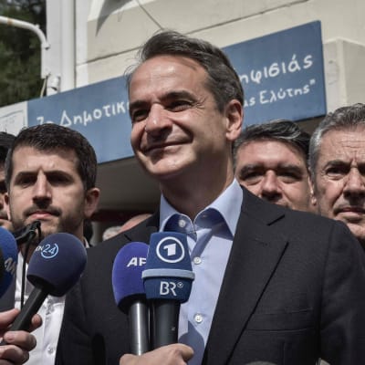 Greklands premiärminister och ledare för högerpartiet Ny Demokrati, Kyriakos Mitsotakis, talar till pressen