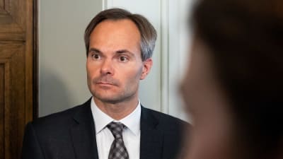 Kokoomuksen Kai Mykkänen kertomassa medialle Wille Rydmanin erottamisesta Kokoomuksen ryhmähuoneen edustalla.