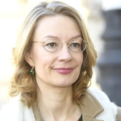 Närbild av Europaminister Tytti Tuppurainen (SDP) då hon anländer till Ständerhuset till regeringens sammanträde den 8 april 2020.