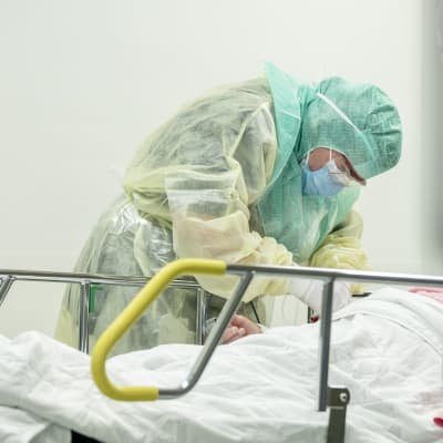 En sjukskötare i skyddsutrustning tar blodprov på Åbo Universitetscentralsjukhus den 3 april 2020.
