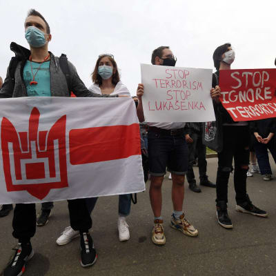 Belarusier i Kiev protesterar mot Aleksandr Lukasjenko och gripandet av Roman Protasevich.