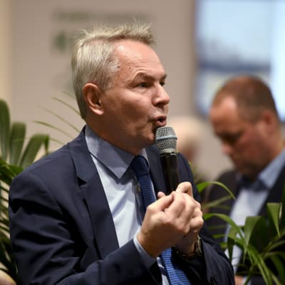 De grönas presidentkandidat riksdagsledamot Pekka Haavisto talar på bokmässan i Helsingfors den 28 oktober 2017..