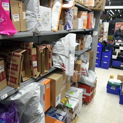 En massa paket på hyllor och på golvet på en K-Supermarket-affär den 22 december 2018 i Esbo.