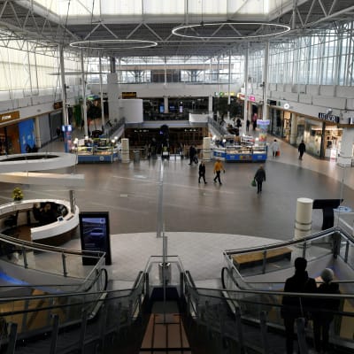 En stor hall med ett fåtal människor synliga på avstånd. Köpcentret Jumbo vid Ring 3 den  21 mars 2020. 