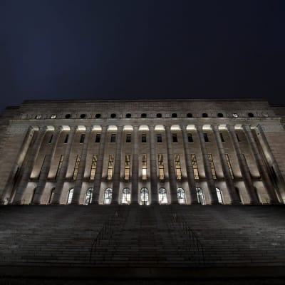 Riksdagshuset i Helsingfors fotograferat nerifrån i decembermörkret den 21 december 2020.