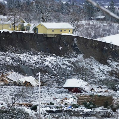 Hus har rasat på grund av jordskred i Norge. 