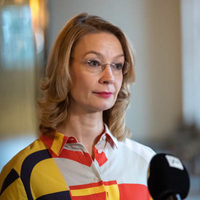 Eurooppa- ja omistajaohjausministeri Tytti Tuppurainen (sd) Ylen Anna Karismon haasttattelussa Eduskunnan Valtiosalissa 11.11.2021.