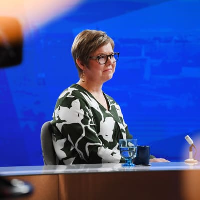 Inrikesminister Krista Mikkonen sitter i en tv-studio.