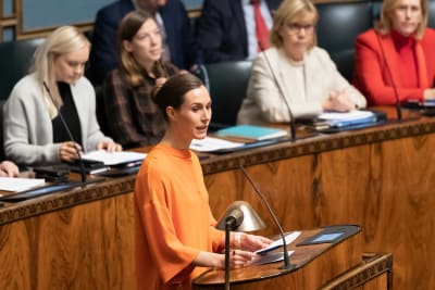 Sanna Marin har taltur under riksdagens interpellationsdebatt den 5.10.2022.