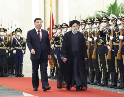 Kinas president Xi Jinping och Irans president Ebrahim Raisi inspekterade hedersvakten i Peking under Raisis besök i Kina i februari.
