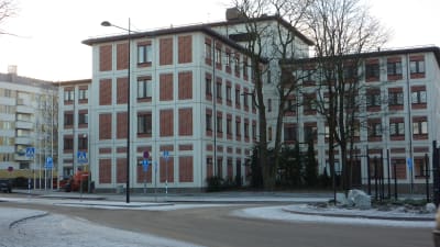Stadshuset i Lojo är rött och vitt.