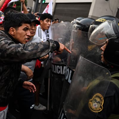 Demonstranter och kravallpolis i Perus huvudstad Lima.