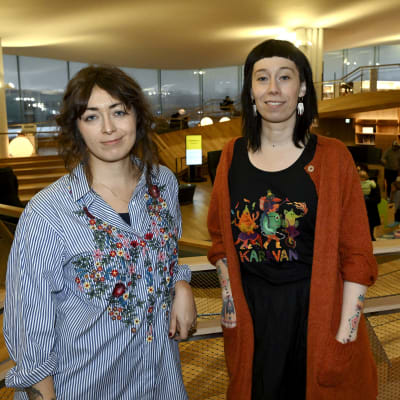 Systrarna Sofia och Amanda Chanfreau i biblioteket Ode i Helsingfors.