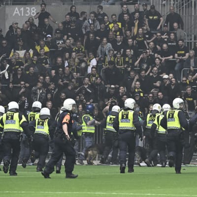 Mellakkapoliisit ottavat yhteen AIK-kannattajien kanssa.