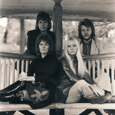 ABBA 1972 poserar utomhus i paviljong.
