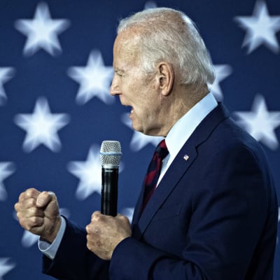 Joe Biden håller tal framför en amerikansk flagga.