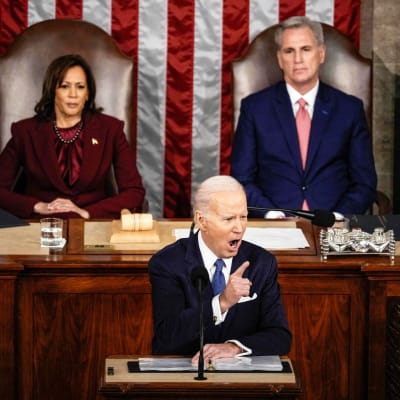 Joe Biden puhuu kongressissa.