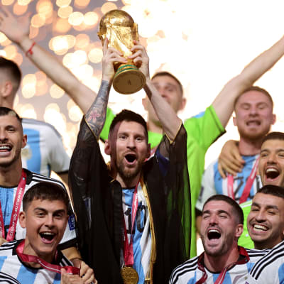 Argentinas Leo Messi lyfter VM-pokalen.