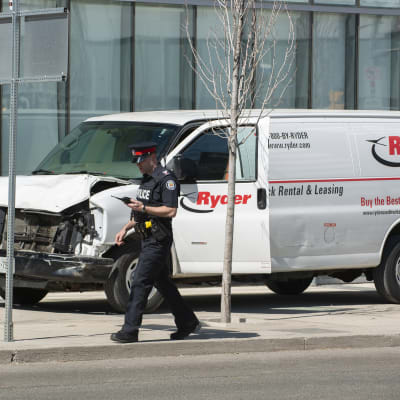 En hyrd skåpbil sitter på trottoaren i Toronto. Föraren har gripits.