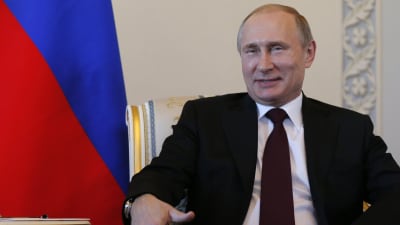 Vladimir Putin under ett möte med Kirgizistans president Almazbek Atambajev i S:t Petersburg 16.3.2015.