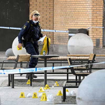 Polisens kriminaltekniker samlar in bevis efter skottlossningen i Farsta i Stockholm den 10 juni 2023.