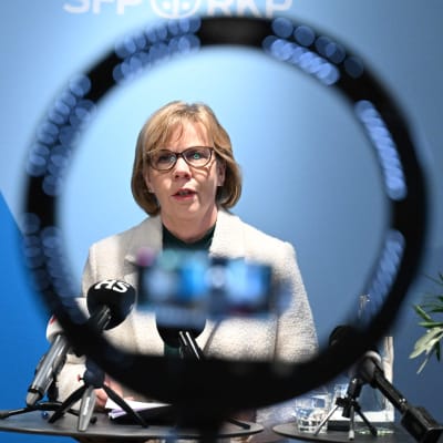 SFP:s ordförande Anna-Maja Henriksson på pressträff i Helsingfors.