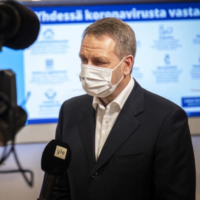 Jan Vapaavuori Ylen haastattelussa PKS koronakoordinaatiorymän tiedotustilaisuudessa. 