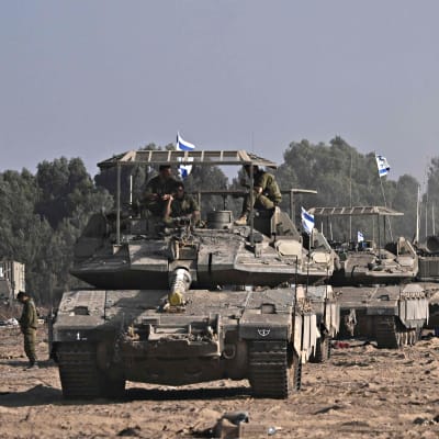 Israelin armeijan panssaroituja ajoneuvoja Israelin ja Gazan rajalla 24. lokakuuta 2023.