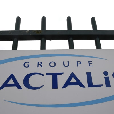 Företaget Lactalis logotyp utanför högkvarteret i Laval i västra Frankrike. 