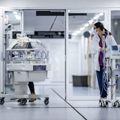 sjukskötare flyttar på maskin i fyrsjukhuset