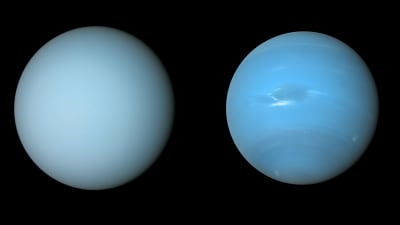 Två planeter, Uranus och Neptunus bredvid varandra.