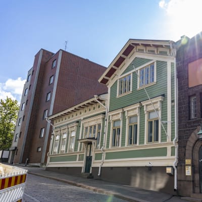 Vanha puurakennus osoitteessa Laivurinkatu 7. Kotkan laskulttuurikeskuksen tulevat tilat.