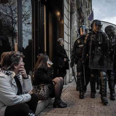 Poliser i Bordeaux i sydvästra Frankrike, går förbi lokala invånare under en demonstration.