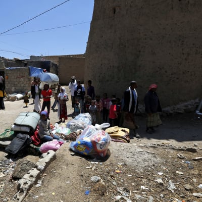 Jemeniter i Sanaa har packat ihop sina saker för att flytta till en säkrare plats.