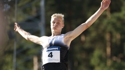 Kasperi Vehmaa hoppar längd.