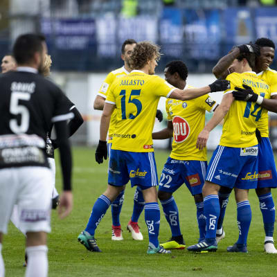 HJK firar mål.