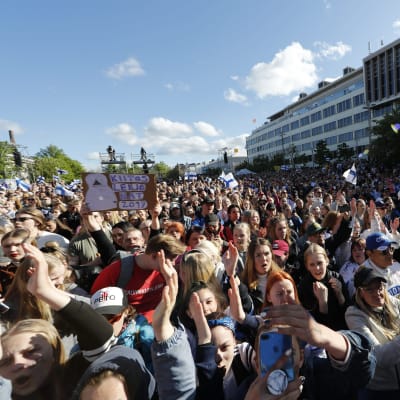 Människor firar Lejonens VM-guld i Tammerfors.