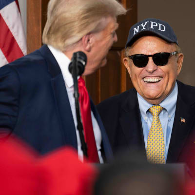 President Trump med sin advokat Rudy Giuliani under en välgörenhetstillställning till förmån för New York-polisen. Bilden är tagen den 14 augusti. 