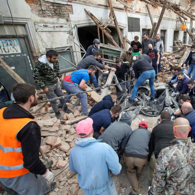 Förstörda byggnader efter jordskalv i Kroatien. Människor städar och hjälper till i massorna.