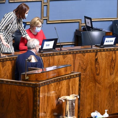 Sirpa Paatero, Tuula Haatainen, Antti Rinne och Erkki Tuomioja i riksdagen.
