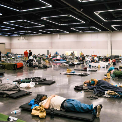 Personer sover i ett nedkylningscenter som upprättats med anledning av värmeböljan i Nordamerika. 