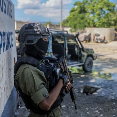 Haitiska soldater bevakade allmänna åklagarens kontor i huvudstaden Port-au-Prince den 6 oktober.
