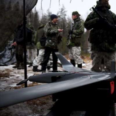 Suomen puolustusvoimien käyttämä Orbiter-drooni ja sotilaita.